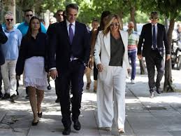 Μάλιστα σε κάποια στιγμή η ελληνίδα σταρ γύρισε προς το μέρος της και τη. Ti Foresan H Prwth Kyria H Sofia Kai H Dafnh Mhtsotakh Sto Megaro Ma3imoy Newsnowgr Com