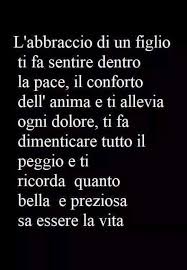 L Abbraccio Di Un Figlio Citazioni Sagge Citazioni Figlio Mamma Citazioni Motivazionali Divertenti