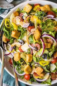 Olive Garden Salad With Copycat Dressing Video In 2020 Olive Garden Salad Recipe Garden Salad Recipe Olive Garden Salad Dressing Recipe