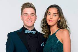 'oumi' was samen met de ouders van. Vriendin Oumi Spreekt Remco Evenepoel Moed In We Komen Hier Samen Door Sport 24 7