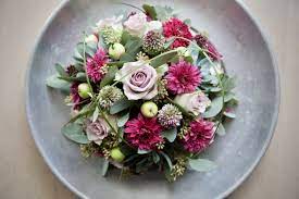lekkere lila paarse en frisgroene kleuren in deze biedermeier bloemschikken bloemstyling bloemen flowers bloemstukken roze bloemstukken bloem verjaardag