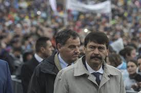 Pelerinajul anual de la şumuleu ciuc aparţine moştenirii transilvaniei, dar aduce cinstire tradiţiilor româneşti şi ungureşti deopotrivă şi este simbolul dialogului, al unităţii şi al fraternităţii, a transmis papa francisc, sâmbătă, în mesajul rostit la sanctuarul marian, transmite agerpres. Foto Video Papa Francisc Despre Pelerinajul De La Sumuleu Ciuc In FaÅ£a Miilor De Pelerini AparÅ£ine Mostenirii Transilvaniei Este Simbolul FraternitÄÅ£ii