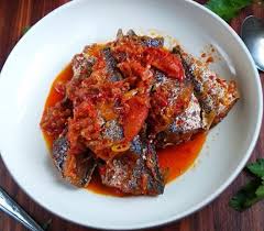 Isi ikan berwarna pink keperangan yang sangat masin. Ikan Masak Asam Cuka