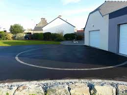 Un Cercle Dessine En Paves Beton Pour Casser L Enrobe Noir De Cette Cour Parking A Yffiniac Allee En Beton Enrochement Amenagement Cour