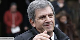 Fr «henri sannier coincé dans un fauteuil roulant : Patrick Chene Evoque Son Cancer Mes Medecins Me Disent Que Je Suis Gueri
