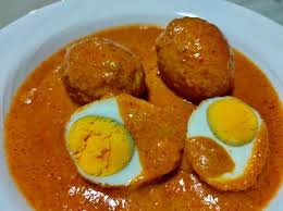 Saya menggoreng telur rebus yang dikupas terlebih dahulu sebelum dimasukkan ke dalam sambal tumis. Sambal Telur Rebus Goreng Rasa Macam Kuah Percik
