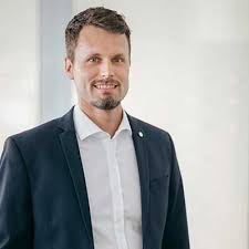 The bank serves both private and commercial customers, and offer deposit accounts, stocks brokerage and consulting services, among others. Wir Sind Fur Sie Da Merkur Privatbank