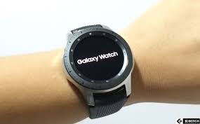 갤럭시워치 2018은 42mm, 46mm 두 가지 사이즈로 나왔습니다. ê¸°ì–´ë¥¼ ë²„ë¦¬ê³  ìƒˆë¡œìš´ ì´ë¦„ìœ¼ë¡œ ì‚¼ì„±ì „ìž ê°¤ëŸ­ì‹œ ì›Œì¹˜ 46mm ì‹¤ë²„ ëª¨ë¸ ê°œë´‰ê¸° ì¼€ì´ë²¤ì¹˜