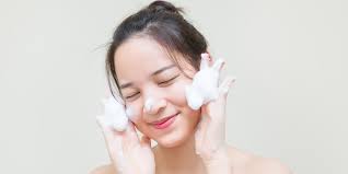 Untuk mengatasi kulit wajah kusam, hal pertama yang harus dilakukan adalah rutin membersihkan wajah. Manfaat Masker Putih Telur Untuk Perawatan Wajah Imuslim