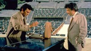 Il y a un petit temps d'adaptation pour que le dr ray cerne le personnage. Le Meurtre Aux Deux Visages S12e1 Columbo Tele Loisirs