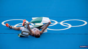 Such were his exertions he had to be carted off in a wheelchair. Tja3tful Uckbm