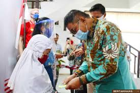 Lowongan kerja luar negeri memang menjanjikan gaji yang cukup lumayan jika di banding dengan lowongan kerja yang ada di indonesia,namun ada biaya biaya yang. 80 Pelajar Sd Sma Di Bukittinggi Dapat Bantuan Dana Pendidikan Dari Bri Berita Minang