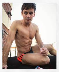 Tom daley est très actif sur les réseaux sociaux, en créant notamment des vidéos pour sa chaîne youtube depuis plusieurs années. Pin On Men Tom Daley