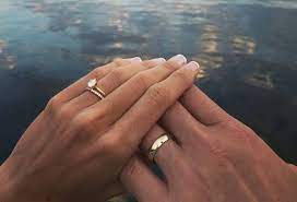 Melansir dari wikihow, tradisi pemakaian cincin tunangan ini populer di negara seperti rusia, yunani, dan kolombia.namun, mengenakan cincin tunangan di tangan kanan ini nggak berarti mencerminkan budaya negara tersebut, bela. Inilah Perbedaan Cincin Pernikahan Dan Pertunangan Weddingku Com