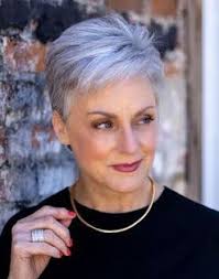 Pixie con canas para mujeres mayores de 50