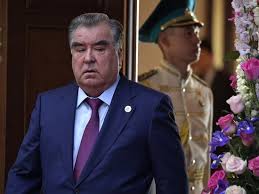 Для съемки кабаева выбрала красное платье, а на безымянном пальце ее правой руки можно заметить обручальное кольцо. Budet Prosit O Pomoshi Zachem Prezident Tadzhikistana Edet V Moskvu Mk