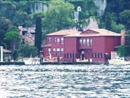 Rahmi koç, kont ostrorog yalısı'nı 2001'de almış, restorasyon çalışmasının ardından burada bir dönem kendisi kalmıştı. Kandilli Kont Ostrogot Yalisi Rahmi Koc Yalisi Istanbul Manzara Turkiye