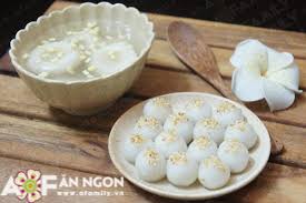 Nguyên liệu vì là bột pha sẵn để làm bánh trôi, bánh chay nên chúng ta cho bột ra một chiếc bát to, thêm từ từ nước nóng để trộn bột. Cac Loáº¡i Banh Troi Banh Chay Cho Táº¿t Han Thá»±c Vov Vn