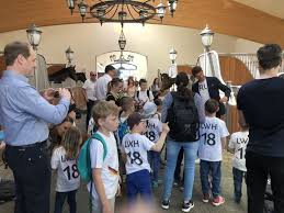 Thomas müller mit seiner frau lisa 2017 auf der weihnachtsfeier des fc bayern münchen. Im Stall Mit Nationalspieler Thomas Muller Bauernverbande Goppingen Heidenheim Und Ostalb