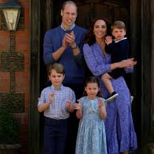 Mutter und baby seien beide wohlauf. Herzogin Kate Prinz William Und Die Kinder Uberraschen Mit Tv Auftritt