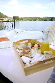 Fruhstuck Im Bett Am See Oder Beides Fruhstuck Ans Bett Fruhstuck Im Bett Ubernachten