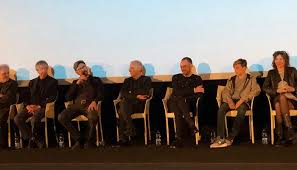 Numa tempesta, un finanziere che gestisce un fondo da un miliardo e mezzo di euro e abita da solo nel suo immenso hotel deserto, pieno di letti in cui lui non riesce a chiudere occhio. Io Sono Tempesta Diregiovani Incontra Elio Germano E Daniele Luchetti