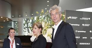 De to etasjene som mohn har kjøpt, er de samme som til flyttet ut av. Michal Shavit Karl Ove Knausgard Viser Fram Kona Shotoe