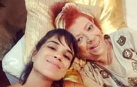 Luana carvalho dá entrevista a pedro bial em programa em homenagem à cantora beth carvalho imagem: Internada A Uma Semana Beth Carvalho Tem Visita Reduzida Kboing