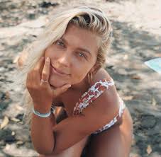 Leilani Mcgonagle avanza sólida en primera posición en su heat de ronda 3,  la nacional logró una combinación de 11,06 pts. 🇨🇷🏄🏼‍♀️ La tica está en  cuarta ronda y se encuentra a