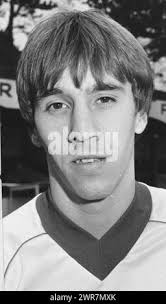 BOGNOR GOAL HERO PAUL PULLEN BACK SELLING LOTTERY TICKETS AT BOGNOR AFTER  BOGNOR'S 3-1 WIN AGAINST LEAGUE RIVALS SWANSEA IN THE FA.CUP. PIC MIKE  WALKER 1984 Stock Photo