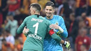 Bayındır'ın futbolu anlayan kesim tarafından tartışmasız kazanacağı versus. Muslera Dan Altay Ve Ugurcan A Ovgu