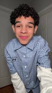 Jeff singing athletically at a fashion show