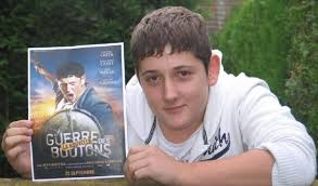 Une bande de garçons, âgés de 7 à 14 ans, menée par l'intrépide lebrac, est en guerre contre les enfants du village voisin. Nathan Parent Le Jeune Airois A L Affiche De La Nouvelle Guerre Des Saint Omer Maville Com