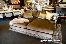 Vintage teakhouten bioscoop bank met 5 stoelen aan elkaar. Driehoek Meubelen Bioscoopbank Glansstof Velours Fluweel