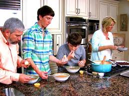 Each of the six themed episodes will invite viewers into yearwood's kitchen for her favorite meals and family stories. Trisha S Southern Kitchen Video Gallery Trisha S Southern Kitchen Food Network Recipes Southern Kitchens