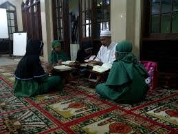 Al mudatsir adalah surah al qur'an yang tergolong ke dalam surah makkiyyah. Tafsir Surat Al Mudatsir Ayat 1 2 Awal Dakwah Rasulullah