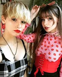 Samantha Roe's Instagram, Twitter & Facebook