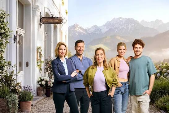 Heute um 19 Uhr startet „Die Landarztpraxis – Team Sonnenhof“ – das  Spin-off der beliebten SAT.1-Vorabendserie. 🌄📺 Im Mittelpunkt der neuen  Folgen stehen die Familie Lamminger, der Gasthof Sonnenhof und eine neue