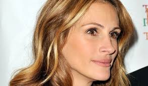 Julia Roberts The Deceptively Big Nose Look At This Thing From Different Angles And It Ll Play Wi Julia Roberts Blonde Hair Inspiration Color Cool Hairstyles