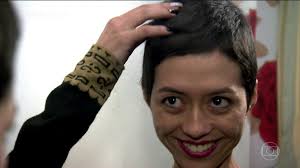 Mudanças no corte e na cor dos cabelos ajudam Leticia a enfrentar o câncer