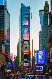 Times Square Une Ville De Lumiere Manhattan Mid Town Au Centre De New York Espaces Gigantesques Immeubles Interminabl New York Travel Visit New York Ny City