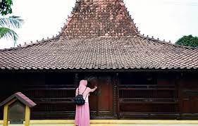 Rumah khas adat jawa tengah yang sekarang banyak di kenal di joglo. Nama Rumah Adat Jawa Tengah Beserta Gambar Penjelasannya