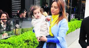 Ebru gündeş, geçen gün kızı alara ile birlikte plajda görüntülendi. Ebru Gundes In Kizi Buyudu Tg Mobile