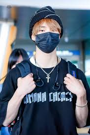 Pin By On Stray Kids With Images Lee Know Gin Sour Boy Groups
