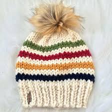 Tricote Avec Une Laine Douce Et Melange De Fils Acryliques Inspire De La Baie D Hudson Design Un Style Classique C Knitted Hats Hat Knitting Patterns Knitting