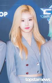 Jihyo and tzuyu with blond hair and dark brown while jeongyeon has blonde hair. Who Looks Best In Blonde Hair Among Twice S 9 Members Knetizen Kpophit Kpop Hit