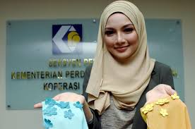 Naelofar hijab original vs fake. New Straits Times On Twitter Neelofa Takes Action Against Fake Hijab Makers Https T Co 3175ovpq5d Https T Co 7ciyizpdlr