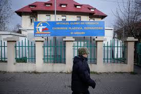 Ce se poate observa in imaginea de mai jos sunt niste larve de muste pe ceafa unui pacient internat la acel spital…asta se intampla in romania, secolul 21, capitala europeana… tot articolul poate fi citit pe tolo.ro. Bucuresti Sectia De Terapie Intensiva Spitalul De Arsi Inquam Photos