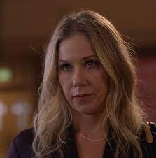 Christina Applegate As Jen Harding In The Dark Comedy Dead To Me Christina Applegate Dead To Me Christina