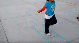 Cómo jugar a la rayuela con los niños, las normas de este juego tradicional. Juegos Tradicionales El Avioncito Diario Educacion